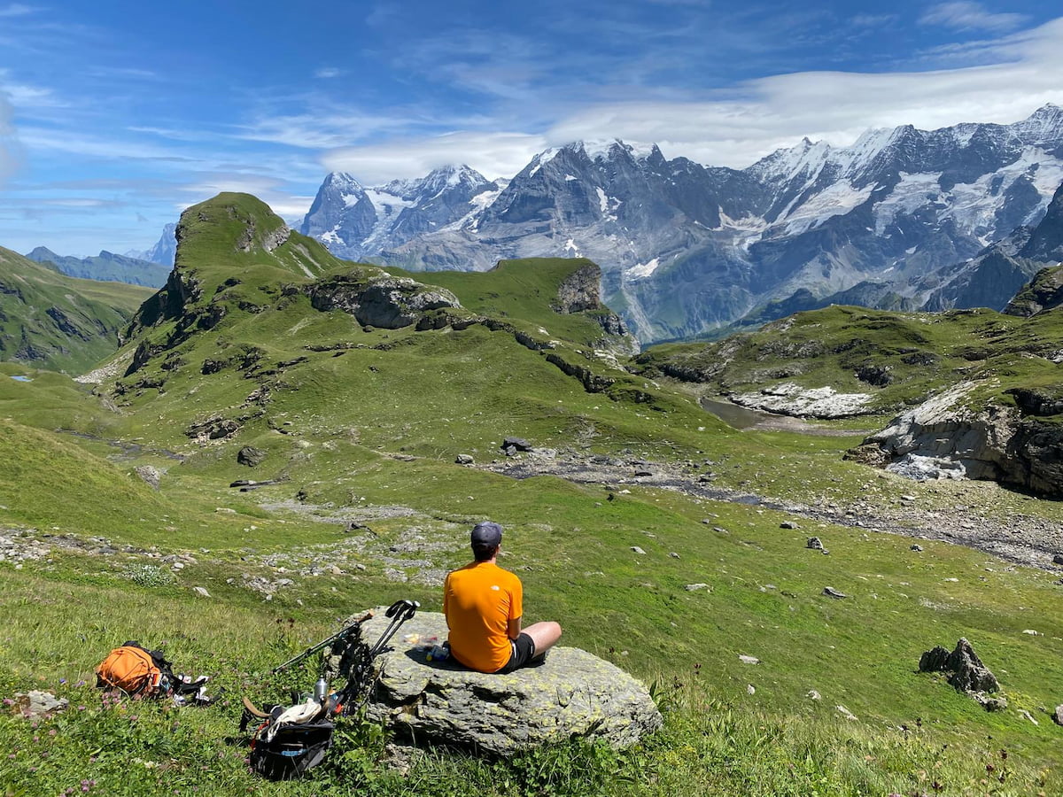 homme qui regarde un paysage avec montagne