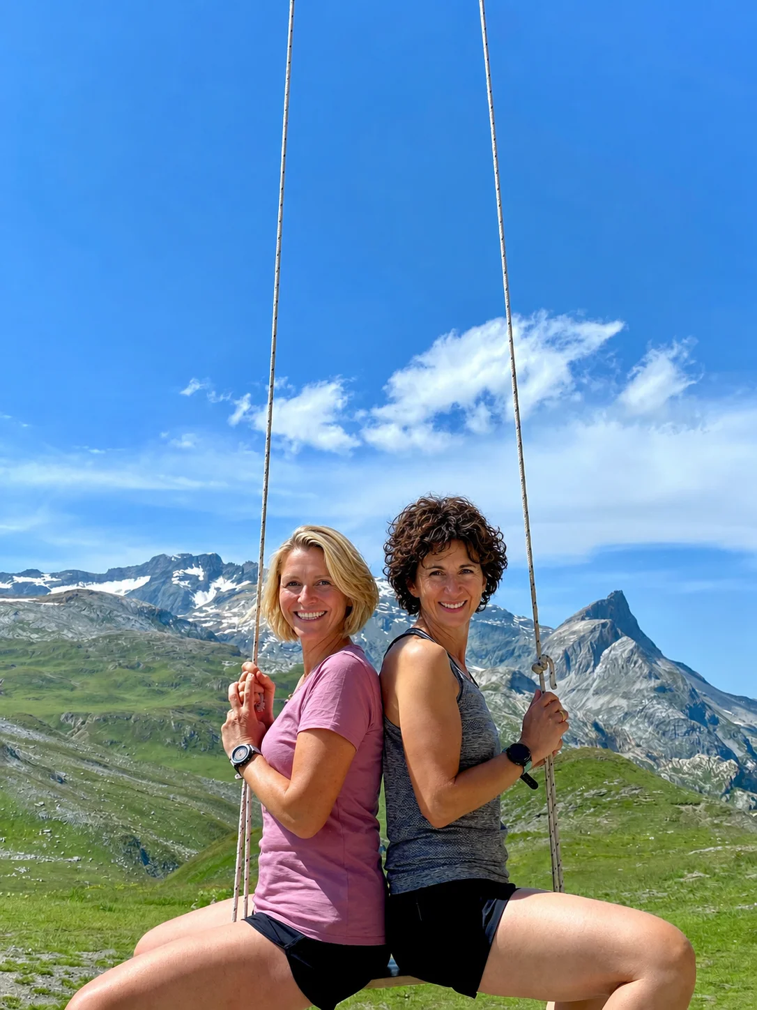 femmes devant une montagne