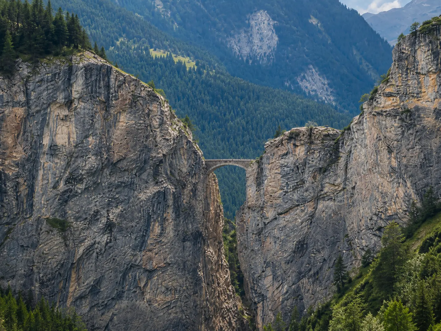 pont entre montagnes